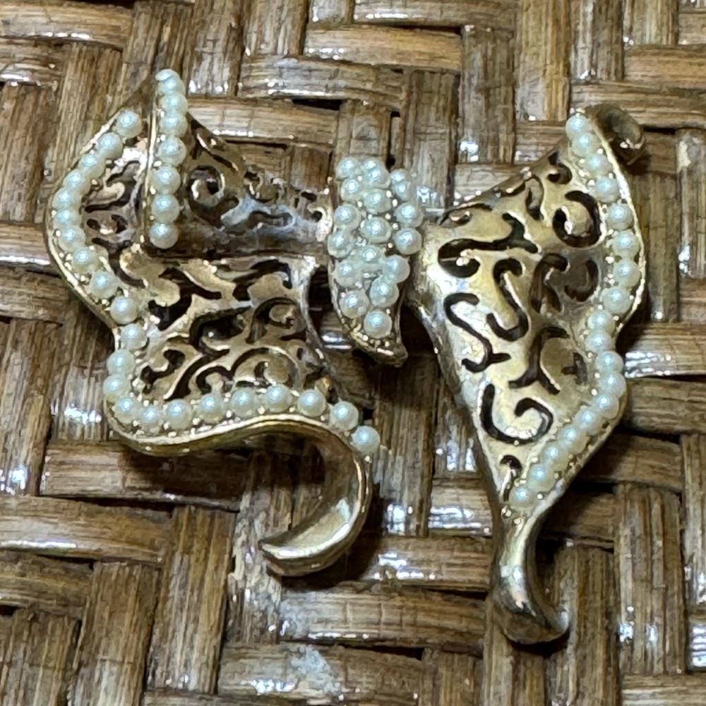 Vintage Golden Ribbon Bow With Pearl Brooch